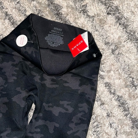 New SPANX Cropped Length Leggings - Picture 8 of 10